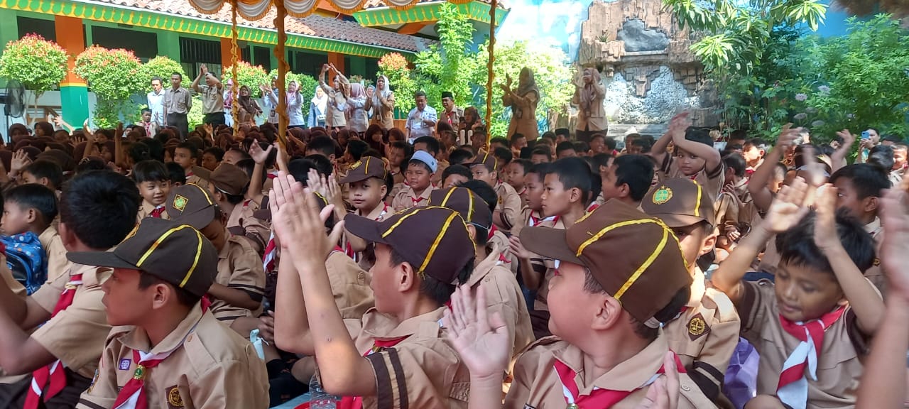 KAREDOK (Kreasi Aksi Rekreasi Dongeng Keliling)